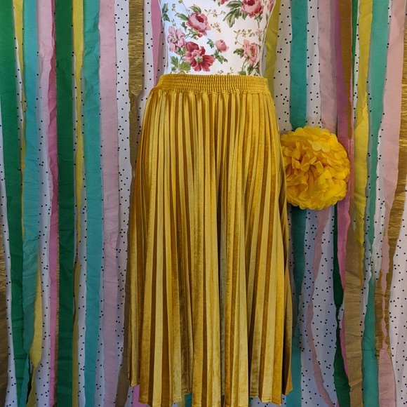 Elegant Gold Pleated Skirt - Picture 10 of 11